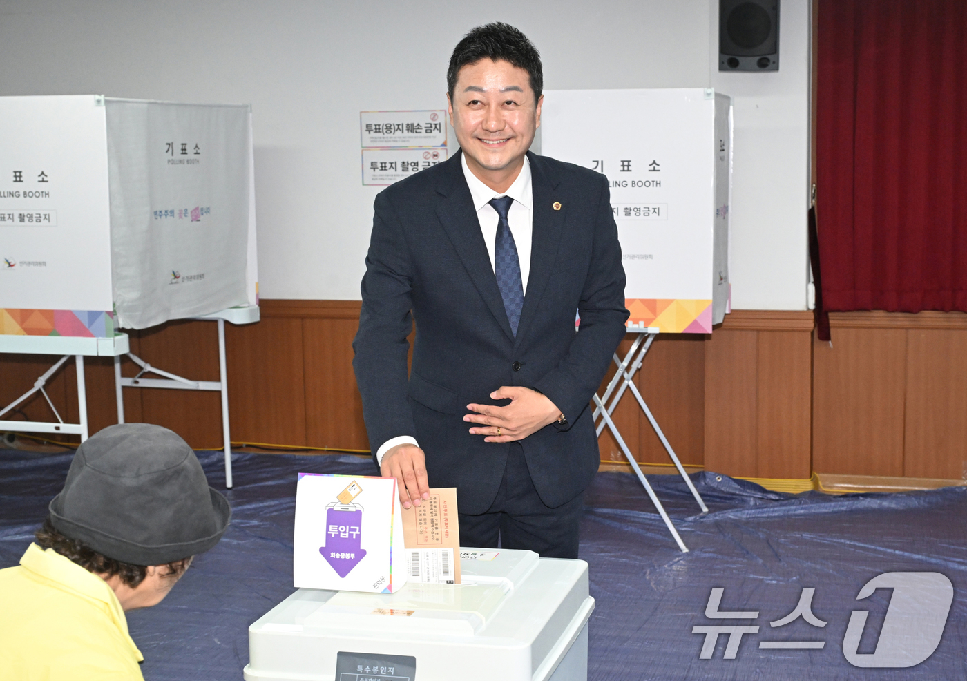 (수원=뉴스1) 경기사진공동취재단 = 김진경 경기도의회 의장이 29일 오후 경기 수원시 팔달구 우만2동 행정복지센터에 마련된 사전투표소에서 투표를 하고 있다. 2025.5.29/뉴 …