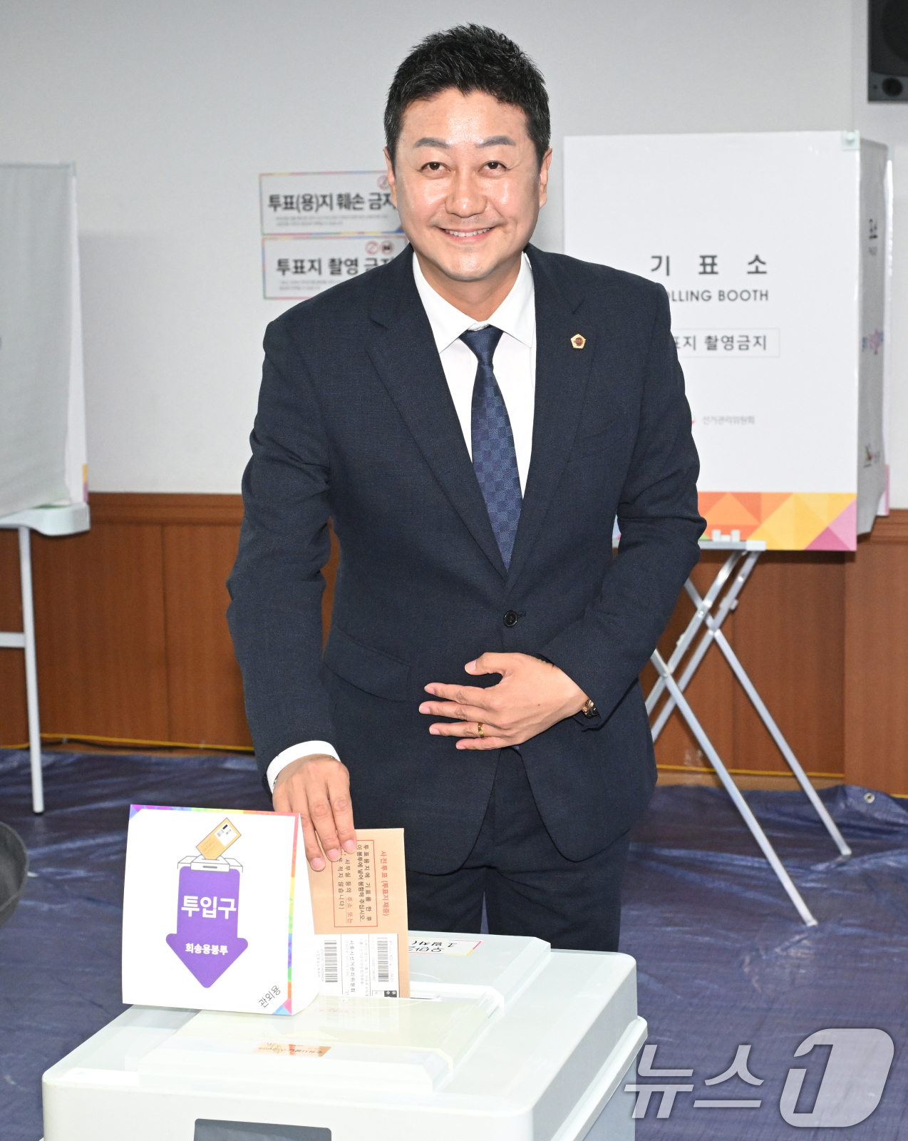 (수원=뉴스1) 경기사진공동취재단 = 김진경 경기도의회 의장이 29일 오후 경기 수원시 팔달구 우만2동 행정복지센터에 마련된 사전투표소에서 투표를 하고 있다. 2025.5.29/뉴 …