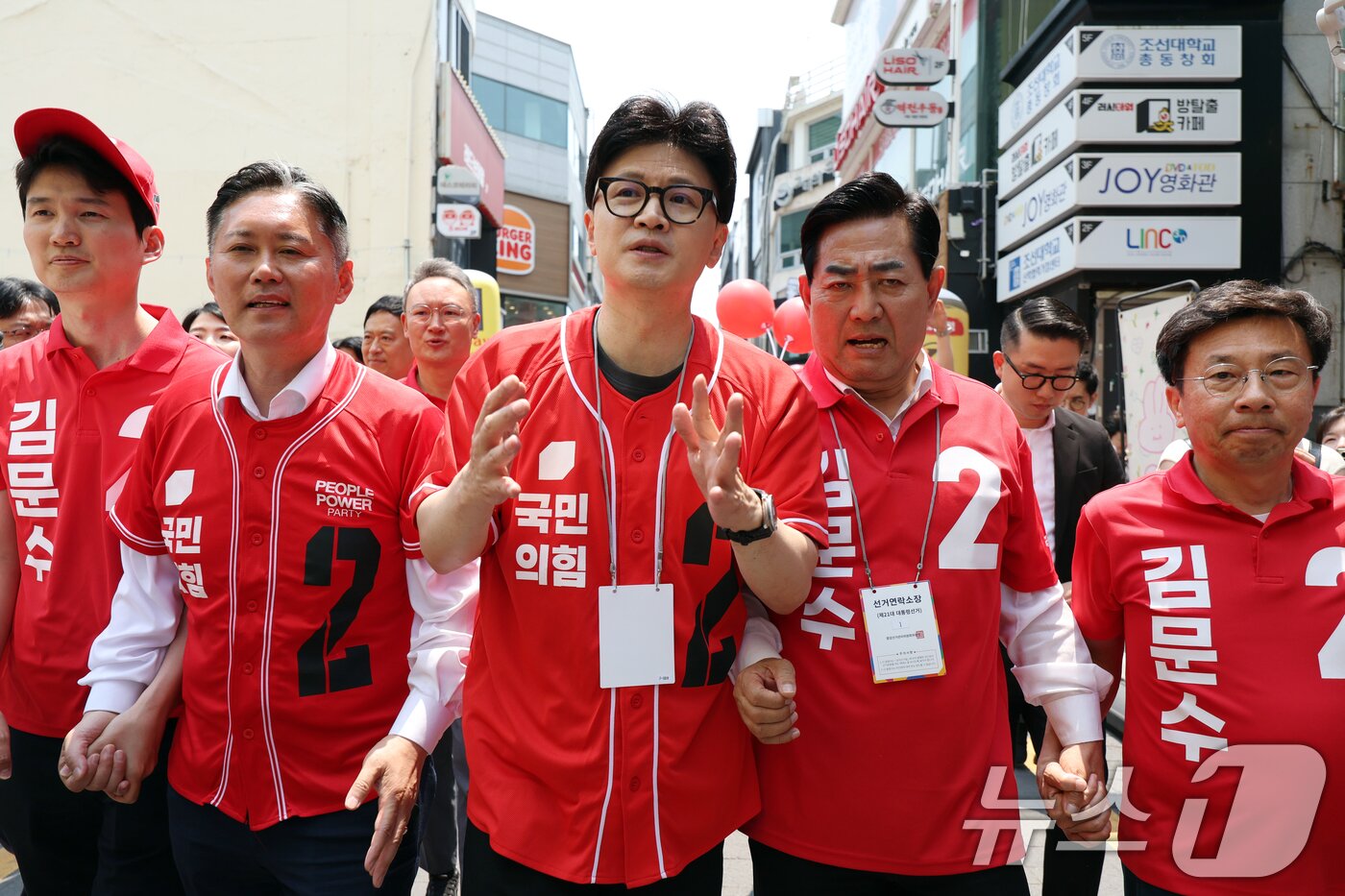 본문 이미지 - 한동훈 국민의힘 전 대표가 제21대 대통령 선거 사전투표 첫날인 29일 광주 동구 충장로에서 국민의힘 지지를 호소하고 있다. ⓒ News1 이승현 기자