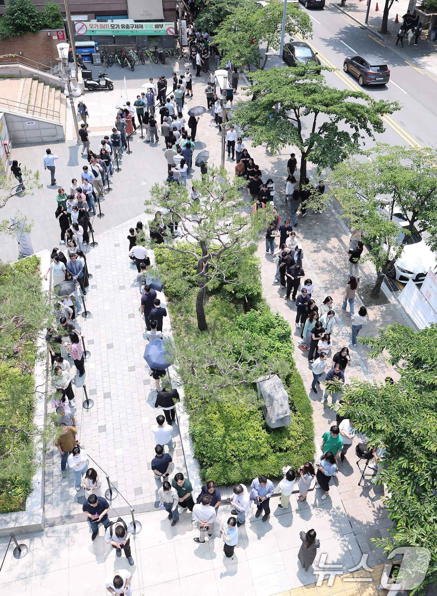 본문 이미지 - 제21대 대통령 선거 사전 투표 첫날인 29일 오전 서울 강남구 역삼1동 주민센터에 마련된 사전투표소에서 유권자들이 투표하기 위해 줄을 서 있다. 2025.5.29/뉴스1 ⓒ News1 김성진 기자