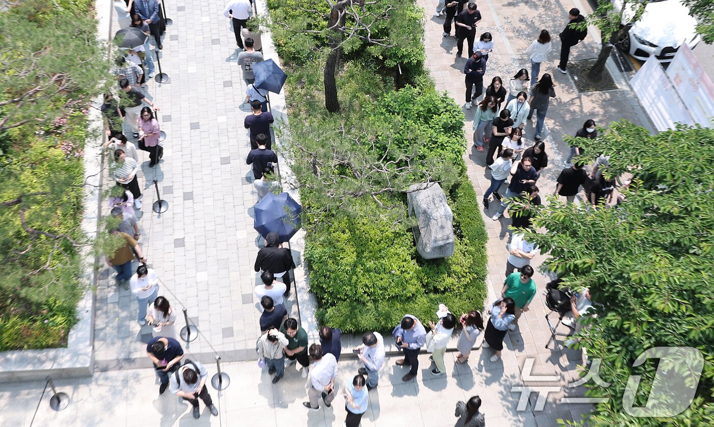 본문 이미지 - 제21대 대통령 선거 사전 투표 첫날인 29일 오전 서울 강남구 역삼1동 주민센터에 마련된 사전투표소에서 유권자들이 투표하기 위해 줄을 서 있다. 2025.5.29/뉴스1 ⓒ News1 김성진 기자