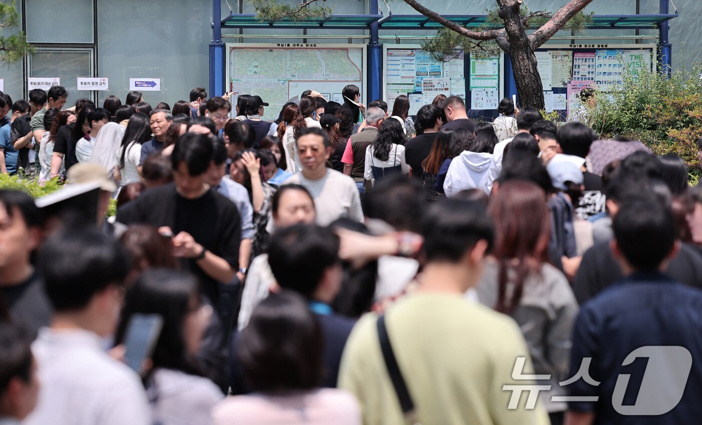 본문 이미지 - 제21대 대통령 선거 사전 투표 첫날인 29일 오전 서울 강남구 역삼1동 주민센터에 마련된 사전투표소에서 유권자들이 투표하기 위해 줄을 서 있다. 2025.5.29/뉴스1 ⓒ News1 김성진 기자