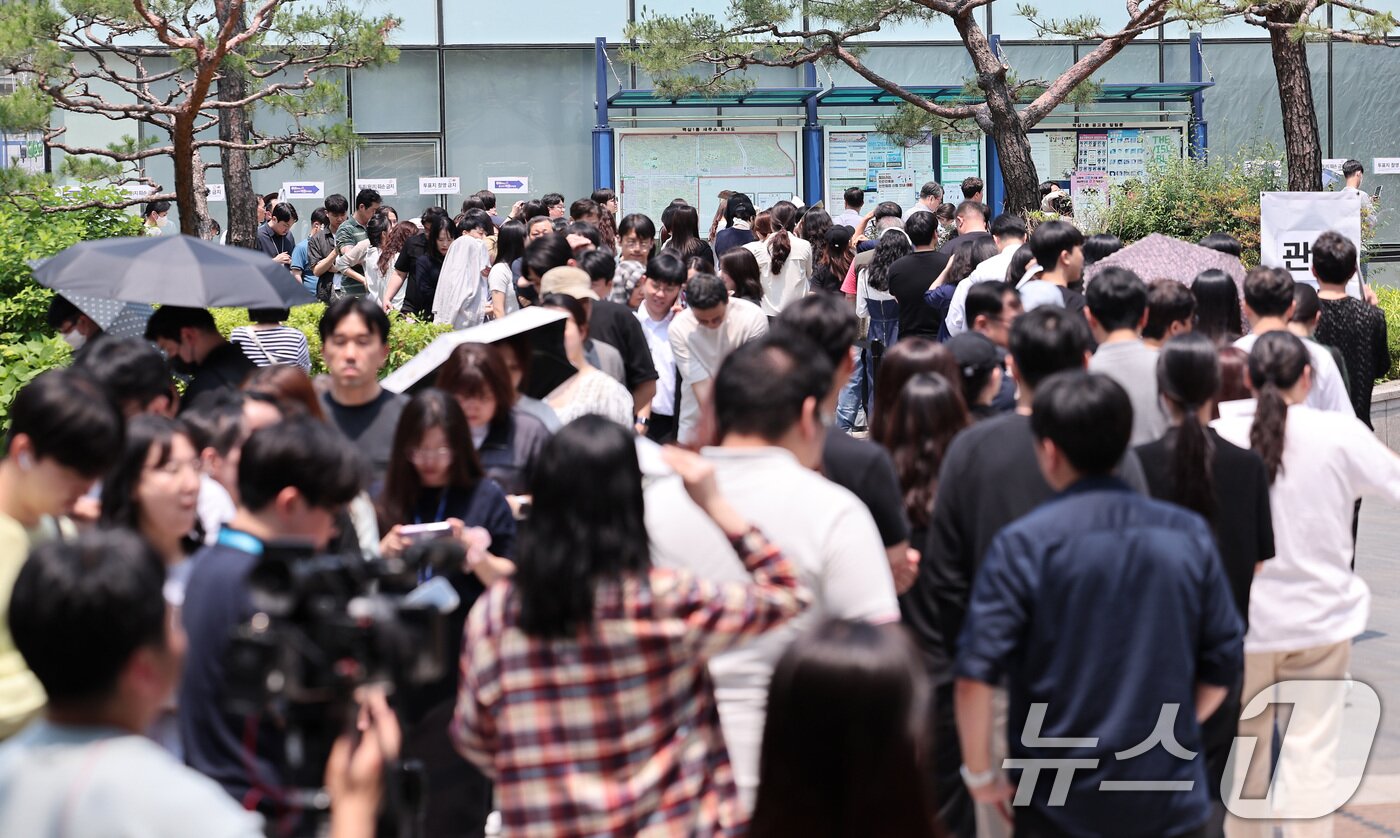본문 이미지 - 제21대 대통령 선거 사전 투표 첫날인 29일 오전 서울 강남구 역삼1동 주민센터에 마련된 사전투표소에서 유권자들이 투표하기 위해 줄을 서 있다. 2025.5.29/뉴스1 ⓒ News1 김성진 기자