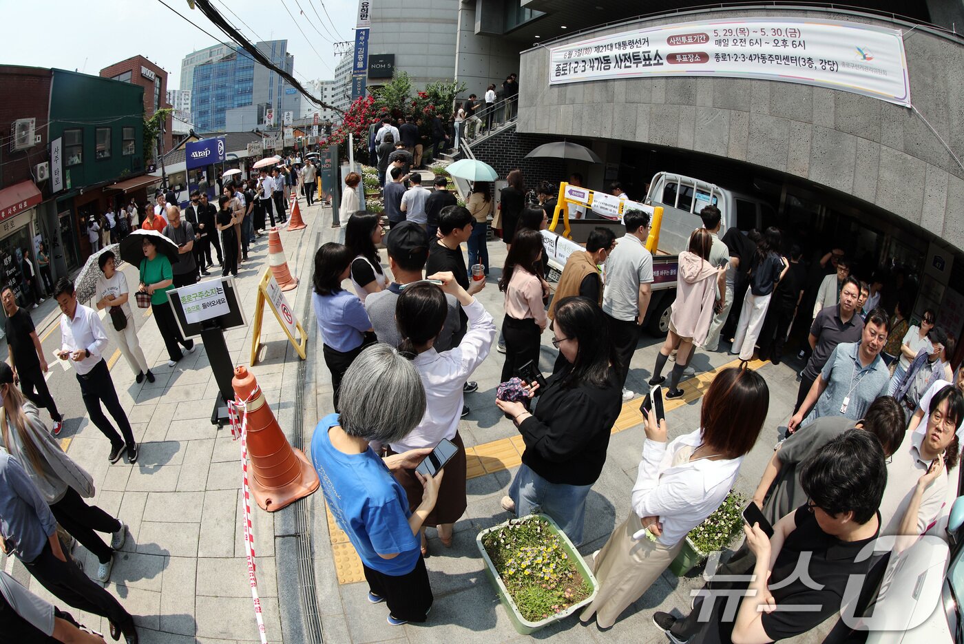 본문 이미지 - 제21대 대통령선거 사전투표 첫 날인 29일 서울 종로구 종로1·2·3·4가동 주민센터 투표소에 마련된 투표소에서 직장인들이 점심시간을 이용해 투표를 위해 길게 줄을 늘어서 있다. 2025.5.29/뉴스1 ⓒ News1 이동해 기자