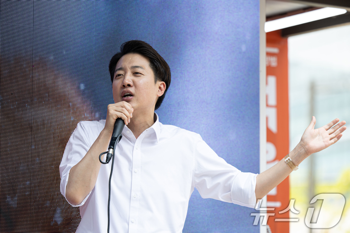 (성남=뉴스1) 이재명 기자 = 이준석 개혁신당 대통령 후보가 29일 오후 경기도 성남시 분당구 판교유스페이스 야외광장에서 시민들에게 지지를 호소하고 있다. 2025.5.29/뉴스 …