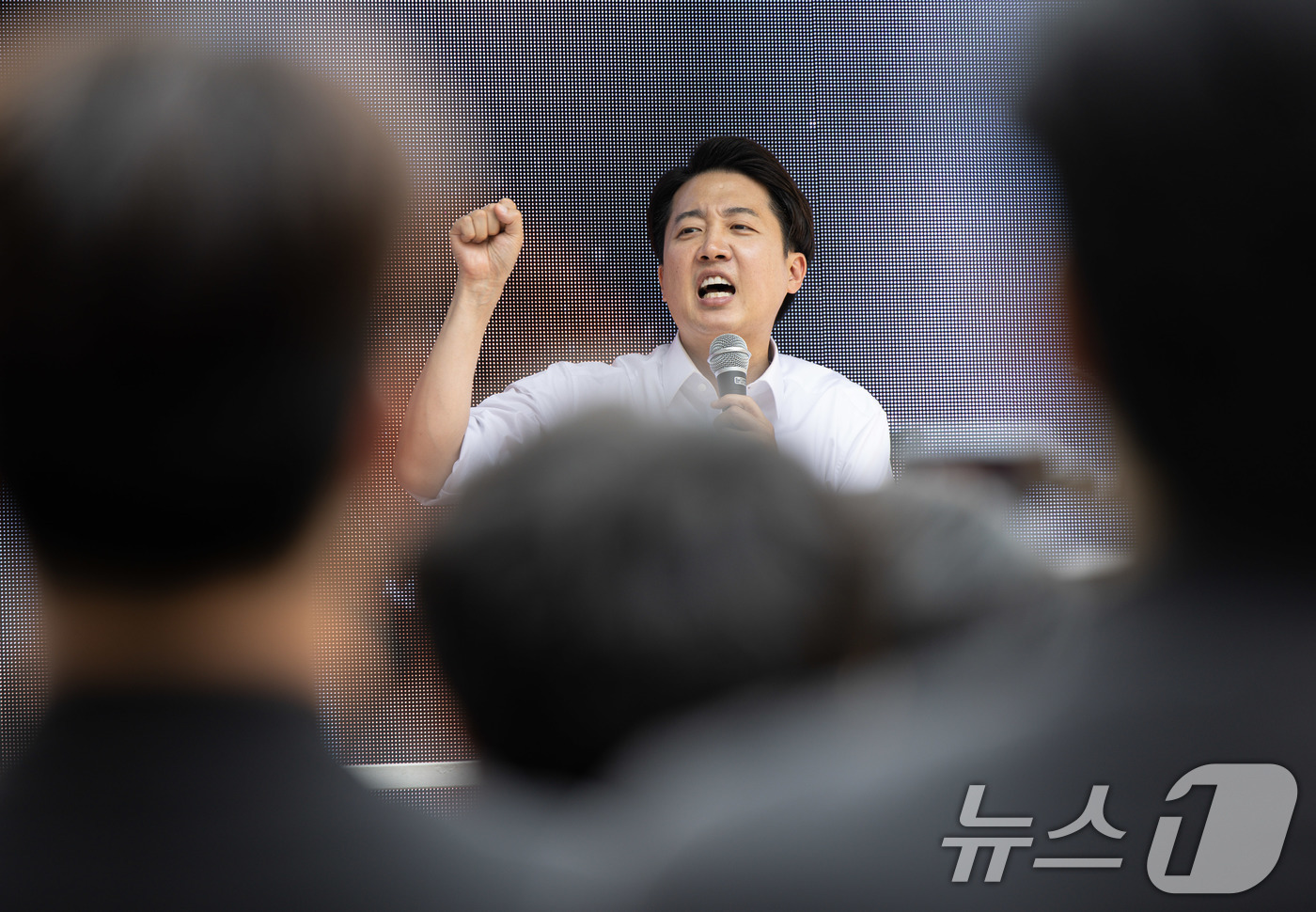 (성남=뉴스1) 이재명 기자 = 이준석 개혁신당 대통령 후보가 29일 오후 경기도 성남시 분당구 판교유스페이스 야외광장에서 시민들에게 지지를 호소하고 있다. 2025.5.29/뉴스 …