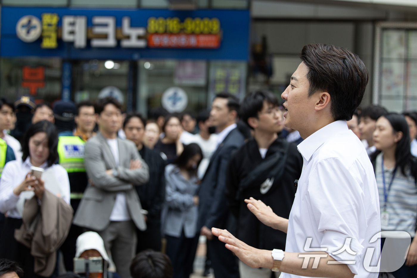 (성남=뉴스1) 이재명 기자 = 이준석 개혁신당 대통령 후보가 29일 오후 경기도 성남시 분당구 판교유스페이스 야외광장에서 열린 유세를 마친 후 백브리핑을 하고 있다. 2025.5 …
