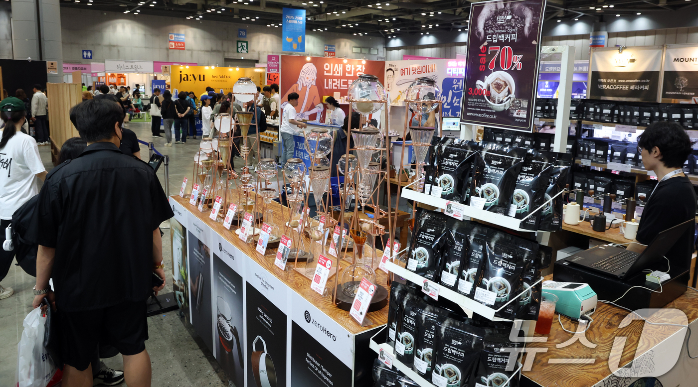(고양=뉴스1) 김명섭 기자 = 29일 경기도 고양시 킨텍스에서 열린  ‘2025 카페&베이커리페어 시즌1’에서 관람객들이 시음등 정보를 얻으며 부스를 둘러보고 있다.총 200여 …
