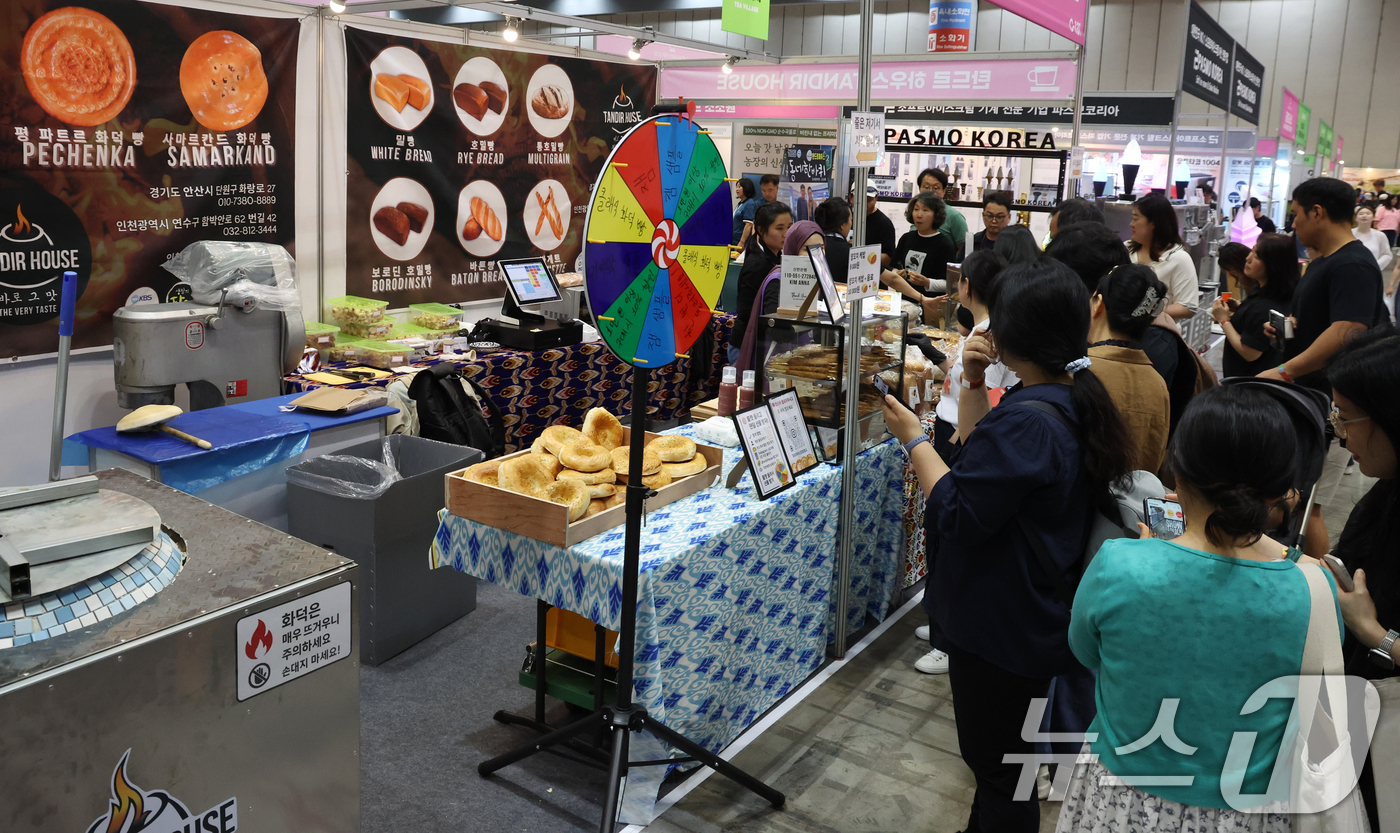 (고양=뉴스1) 김명섭 기자 = 29일 경기도 고양시 킨텍스에서 열린  ‘2025 카페&베이커리페어 시즌1’에서 관람객들이 시음등 정보를 얻으며 부스를 둘러보고 있다.총 200여 …