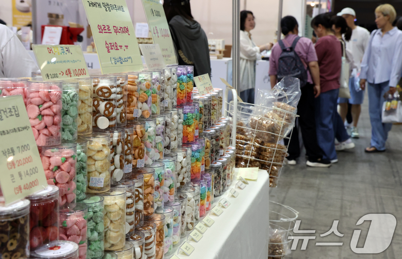 (고양=뉴스1) 김명섭 기자 = 29일 경기도 고양시 킨텍스에서 열린  ‘2025 카페&베이커리페어 시즌1’에서 관람객들이 시음등 정보를 얻으며 부스를 둘러보고 있다.총 200여 …