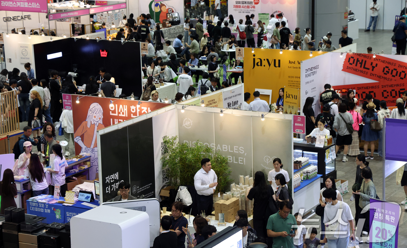(고양=뉴스1) 김명섭 기자 = 29일 경기도 고양시 킨텍스에서 열린  ‘2025 카페&베이커리페어 시즌1’에서 관람객들이 시음등 정보를 얻으며 부스를 둘러보고 있다.총 200여 …