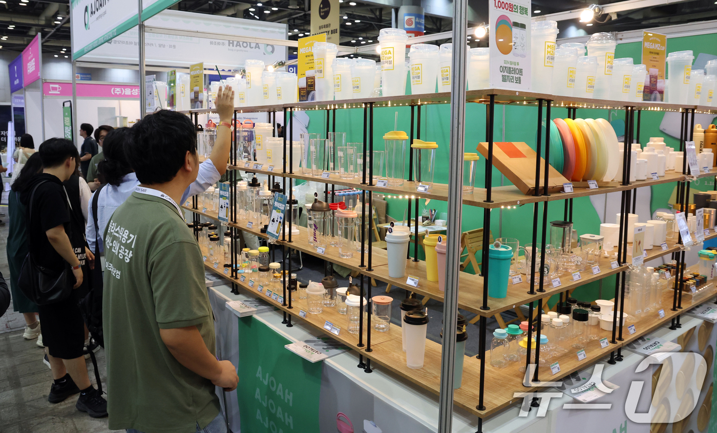 (고양=뉴스1) 김명섭 기자 = 29일 경기도 고양시 킨텍스에서 열린  ‘2025 카페&베이커리페어 시즌1’에서 관람객들이 시음등 정보를 얻으며 부스를 둘러보고 있다.총 200여 …