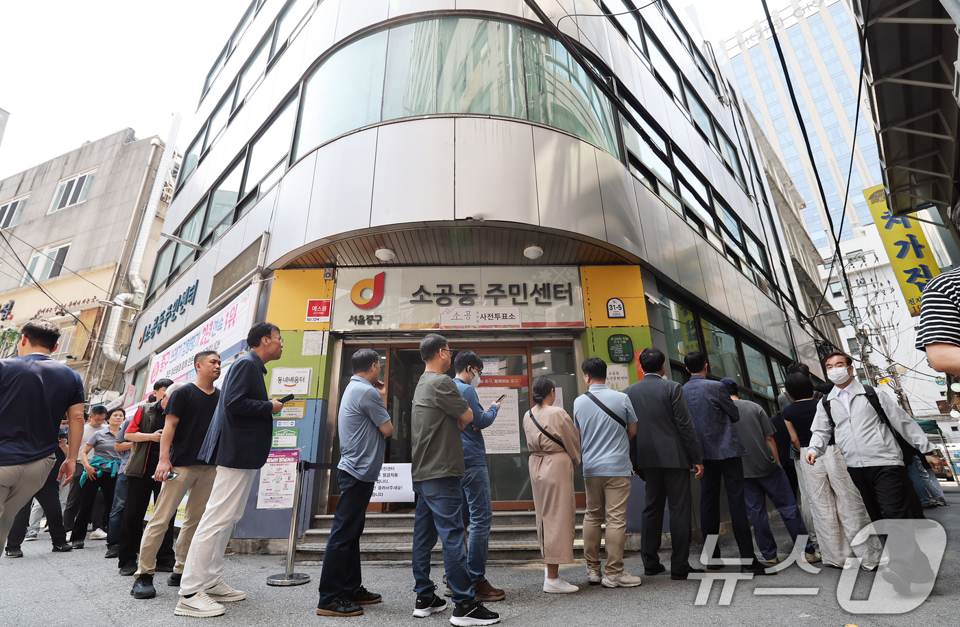 (서울=뉴스1) 오대일 기자 = 제21대 대통령선거 사전투표 첫 날인 29일 서울 중구 소공동주민센터에 마련된 투표소에서 직장인들이 점심시간을 이용해 투표를 하기 위해 길게 줄을 …