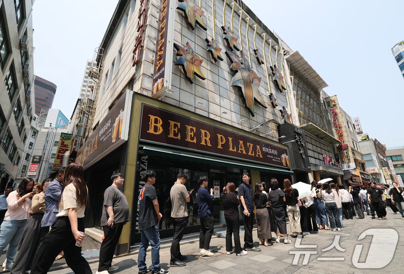 본문 이미지 - 제21대 대통령선거 사전투표 첫 날인 29일 서울 중구 소공동주민센터에 마련된 투표소에서 직장인들이 점심시간을 이용해 투표를 하기 위해 길게 줄을 늘어서 있다. 2025.5.29/뉴스1 ⓒ News1 오대일 기자