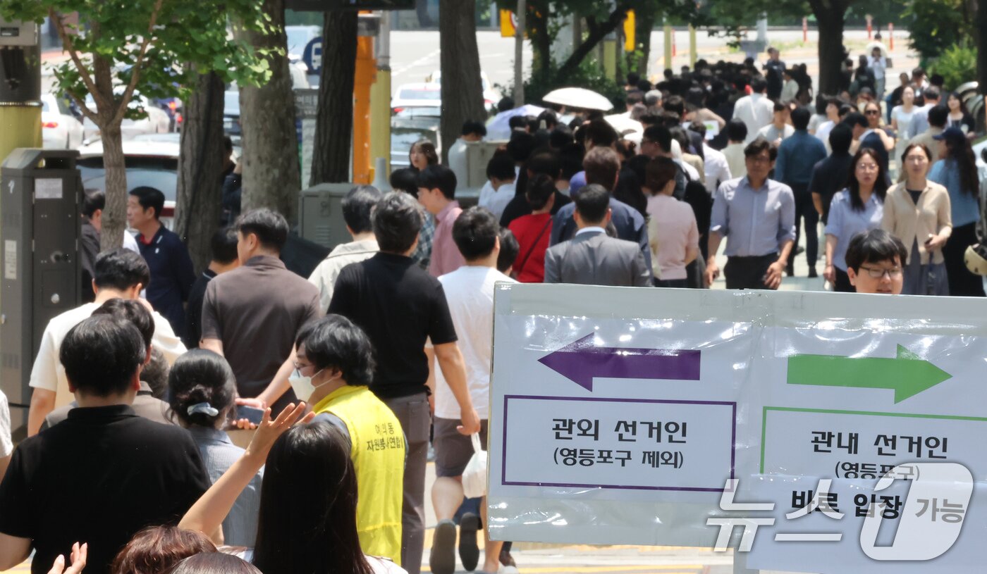 본문 이미지 - 제21대 대통령 선거 사전 투표 첫날인 29일 서울 영등포구 여의동주민센터에 마련된 사전투표소를 찾은 유권자들이 점심시간 중 투표를 하기 위해 긴 줄을 서고 있다. 2025.5.29/뉴스1 ⓒ News1 장수영 기자