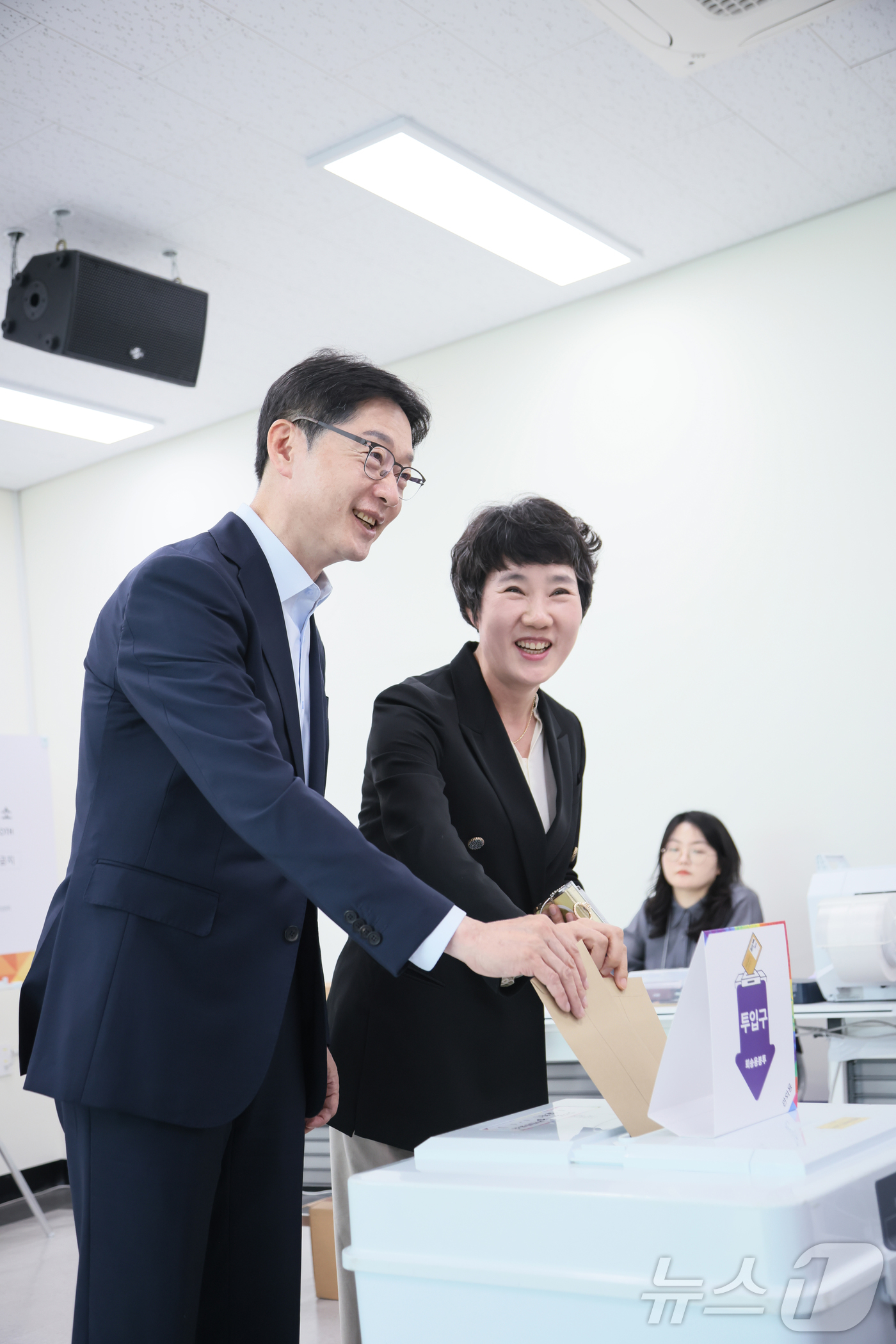 (창원=뉴스1) = 김경수 더불어민주당 총괄선대위원장이 29일 오전 경남 창원시 의창동 행정복지센터를 찾아 부인 김정순 여사와 함께 사전투표를 하고 있다. (김경수측 제공, 재판매 …