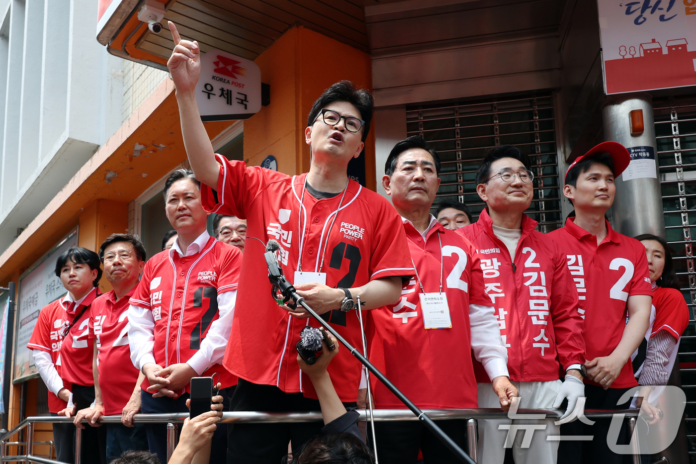 (광주=뉴스1) 이승현 기자 = 한동훈 국민의힘 전 대표가 제21대 대통령 선거 사전투표 첫날인 29일 광주 동구 충장로에서 유세를 하고 있다. 2025.5.29/뉴스1
