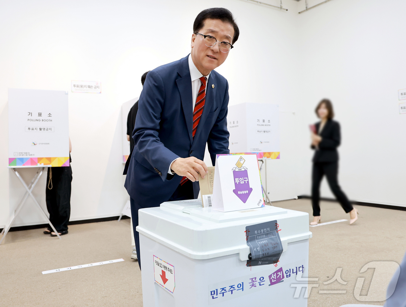 (대전=뉴스1) 이동원 기자 = 대전시의회 조원휘 의장은 제21대 대통령선거 사전투표 첫날인 29일 대전시청 1층 전시실에 마련된 둔산1동 사전투표소를 방문해 투표에 참여했다.조원 …