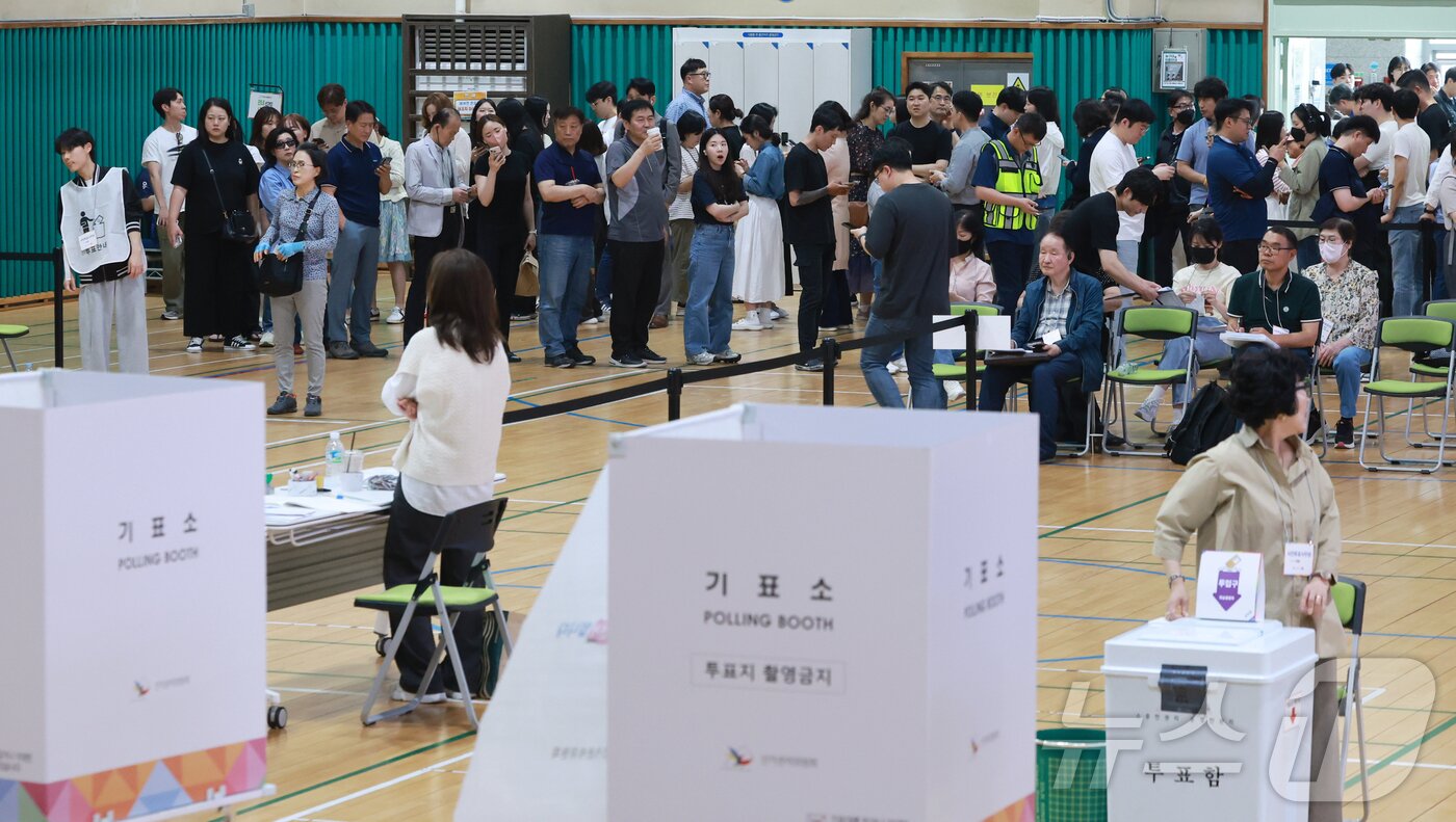 본문 이미지 - 제21대 대통령 선거 사전 투표 첫날인 29일 오후 서울 강남구 수서동 강남스포츠문화센터에 마련된 사전투표소에서 유권자들이 투표를 하기 위해 길게 줄을 늘어서 있다.  2025.5.29/뉴스1 ⓒ News1 김진환 기자
