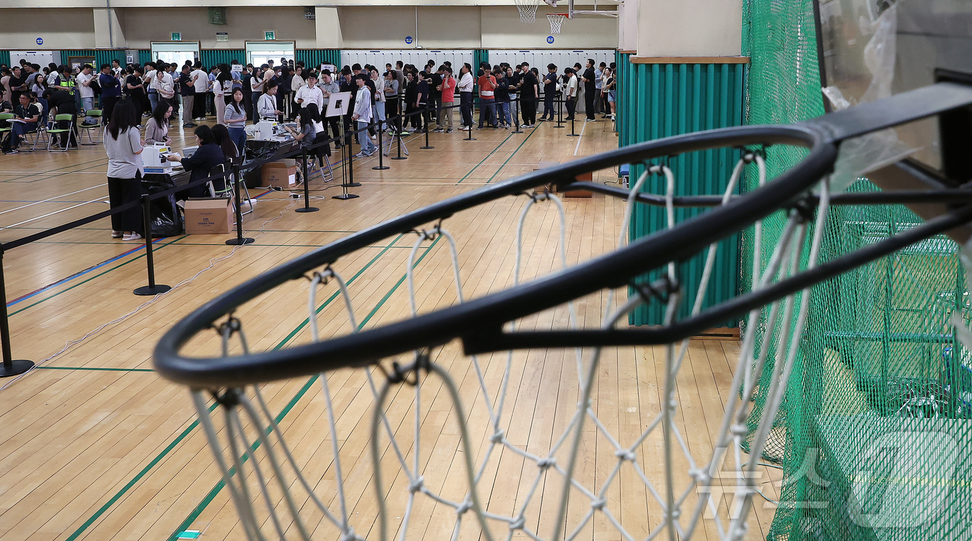 (서울=뉴스1) 김진환 기자 = 제21대 대통령 선거 사전 투표 첫날인 29일 오후 서울 강남구 수서동 강남스포츠문화센터에 마련된 사전투표소에서 유권자들이 투표를 하기 위해 길게 …