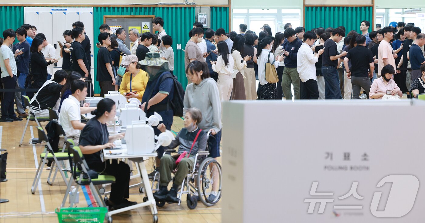 본문 이미지 - 제21대 대통령 선거 사전 투표 첫날인 29일 오후 서울 강남구 수서동 강남스포츠문화센터에 마련된 사전투표소에서 유권자들이 투표를 하기 위해 길게 줄을 늘어서 있다.  2025.5.29/뉴스1 ⓒ News1 김진환 기자