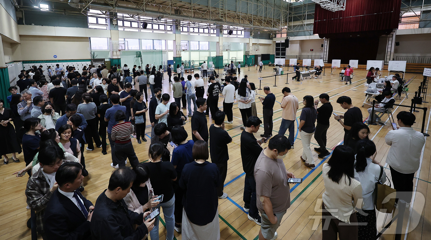 (서울=뉴스1) 김진환 기자 = 제21대 대통령 선거 사전 투표 첫날인 29일 오후 서울 강남구 수서동 강남스포츠문화센터에 마련된 사전투표소에서 유권자들이 투표를 하기 위해 길게 …