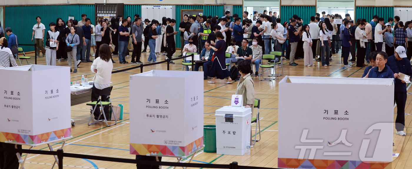 (서울=뉴스1) 김진환 기자 = 제21대 대통령 선거 사전 투표 첫날인 29일 오후 서울 강남구 수서동 강남스포츠문화센터에 마련된 사전투표소에서 유권자들이 투표를 하기 위해 길게 …