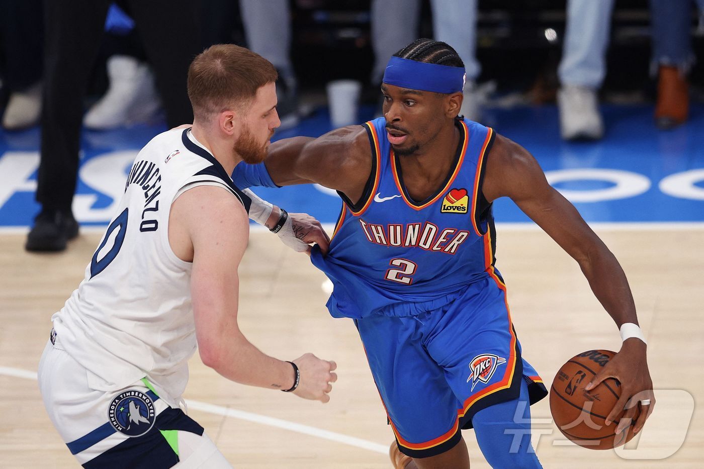 본문 이미지 - 오클라호마시티 선더의 샤이 길저스 알렉산더&#40;오른쪽&#41;는 2024-25 NBA 플레이오프 서부 콘퍼런스 결승 최우수선수로 선정됐다. ⓒ AFP=뉴스1