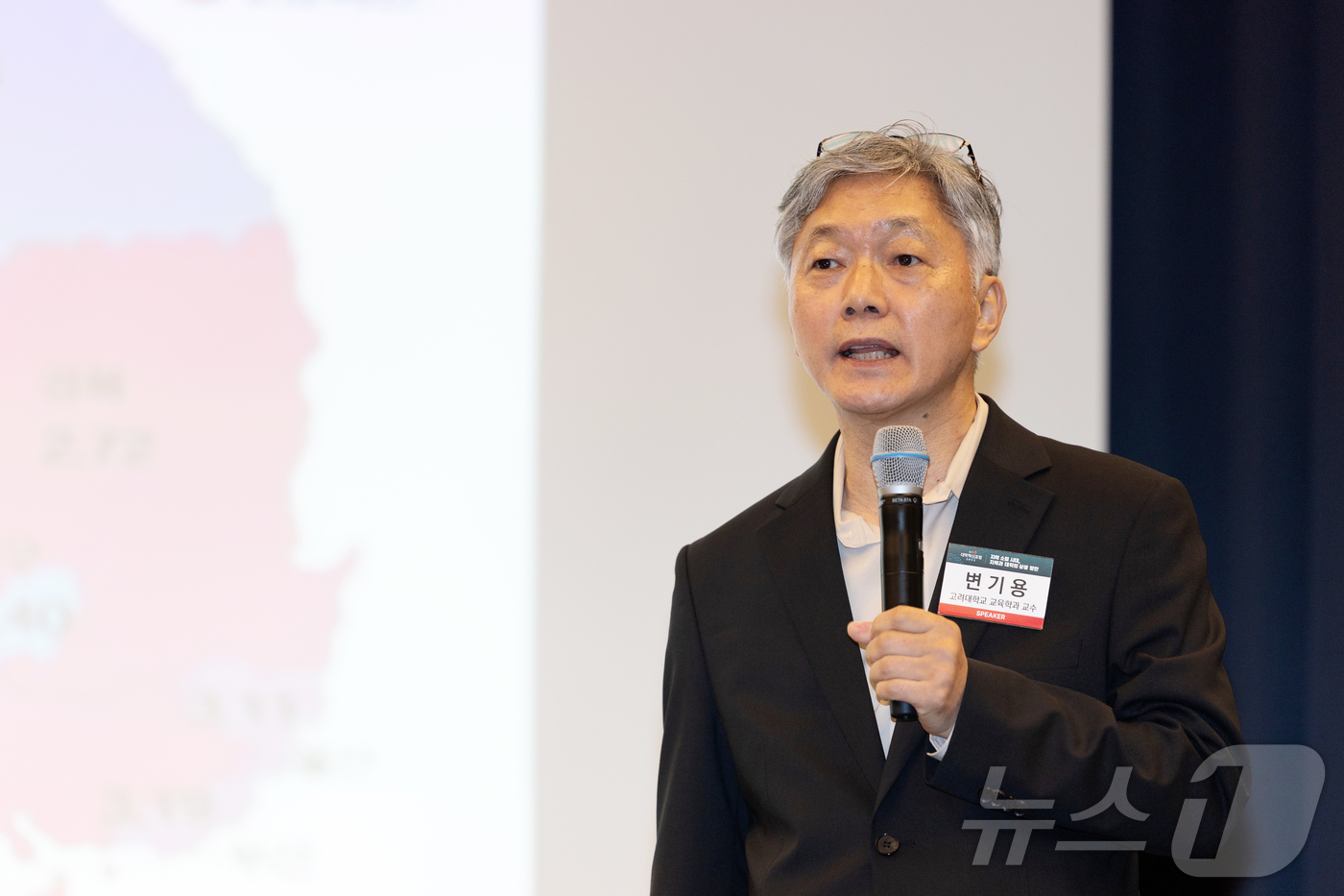 (서울=뉴스1) 이승배 기자 = 변기용 고려대학교 교육학과 교수가 29일 서울 용산구 나인트리 프리미어 로카우스 호텔에서 '지역 소멸 시대, 지역과 대학의 상생 방안'을 주제로 열 …