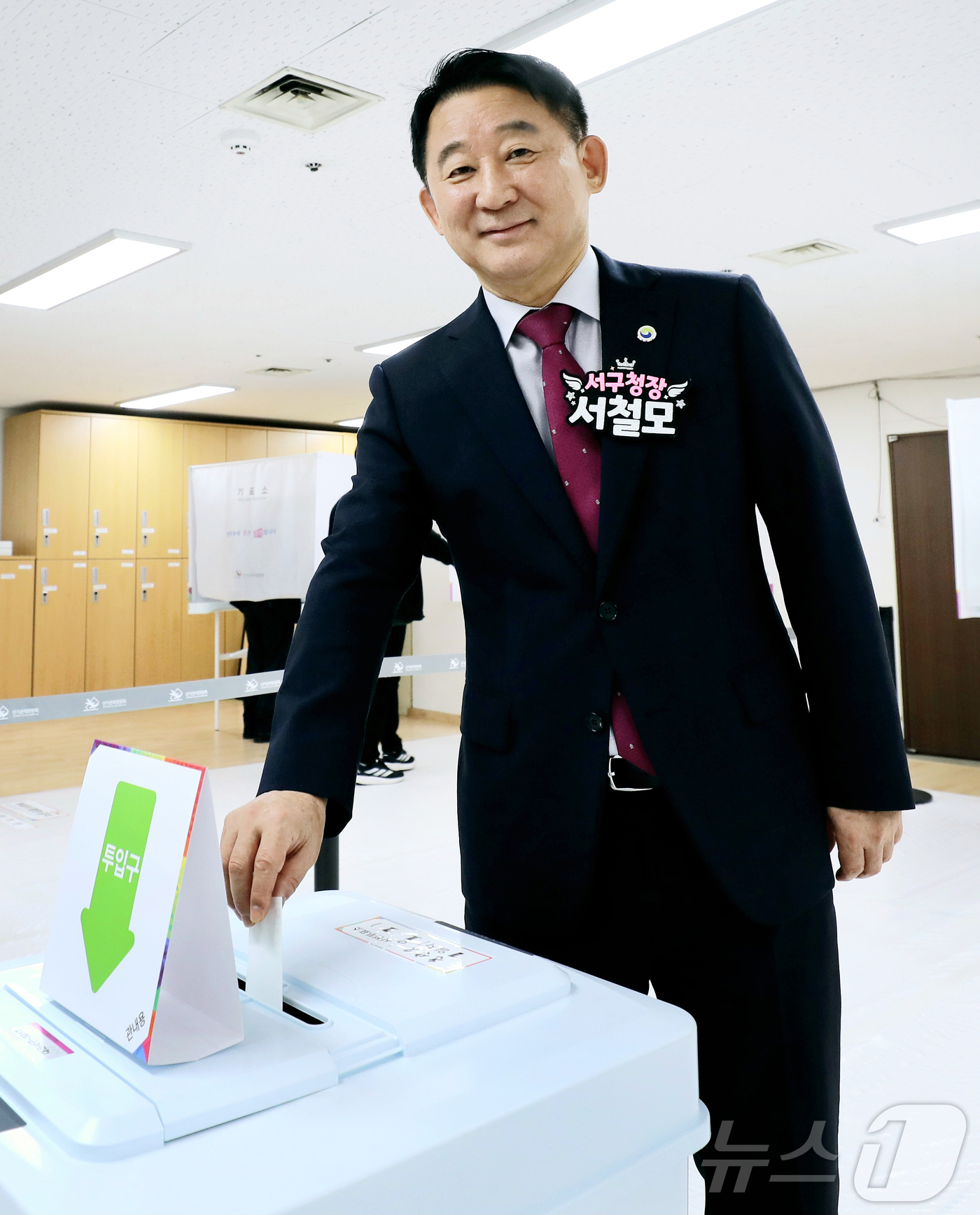 (대전=뉴스1) 이동원 기자 = 서철모 서구청장이 29일 서구청 지하1층 다목적실에 마련된 제21대 대통령선거 사전투표소에서 투표하고 있다. (대전서구청 제공. 재판매 및 DB 금 …