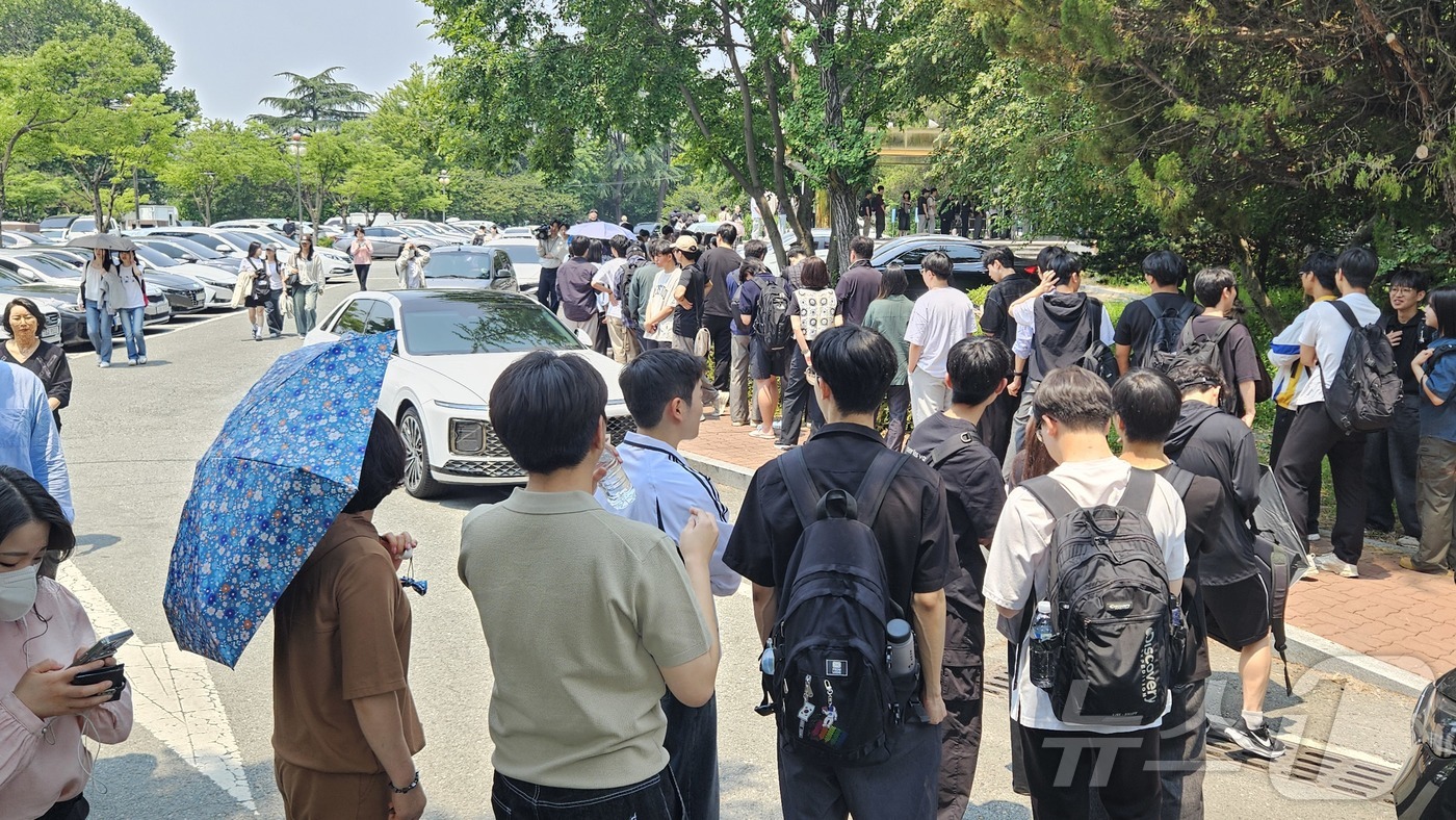 (전주=뉴스1) 신준수 기자 = 제21대 대통령 선거 사전 투표 첫날인 29일 전북 전주시 덕진구 전주실내체육관에 마련된 사전투표소 입구에 유권자들이 북적이고 있다. 2025.5. …