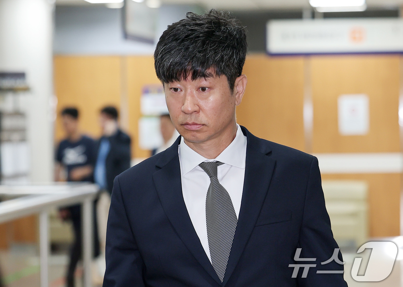 (서울=뉴스1) 김성진 기자 = 후원 업체로부터 뒷돈을 받은 혐의를 받는 프로야구 KIA 타이거즈 김종국 전 감독이 29일 서울 서초구 서초동 서울중앙지방법원에서 열린 배임수재등 …