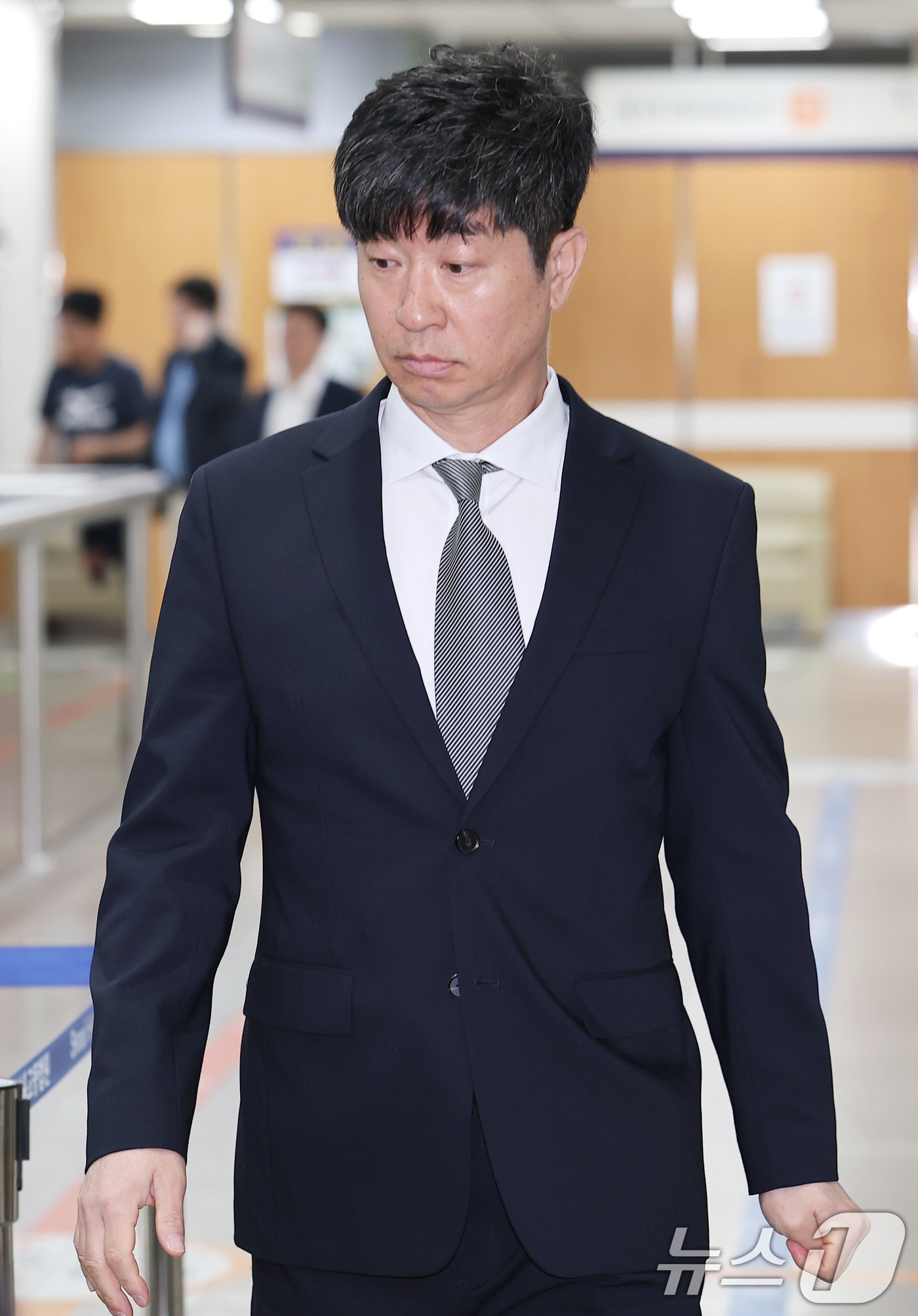 (서울=뉴스1) 김성진 기자 = 후원 업체로부터 뒷돈을 받은 혐의를 받는 프로야구 KIA 타이거즈 김종국 전 감독이 29일 서울 서초구 서초동 서울중앙지방법원에서 열린 배임수재등 …