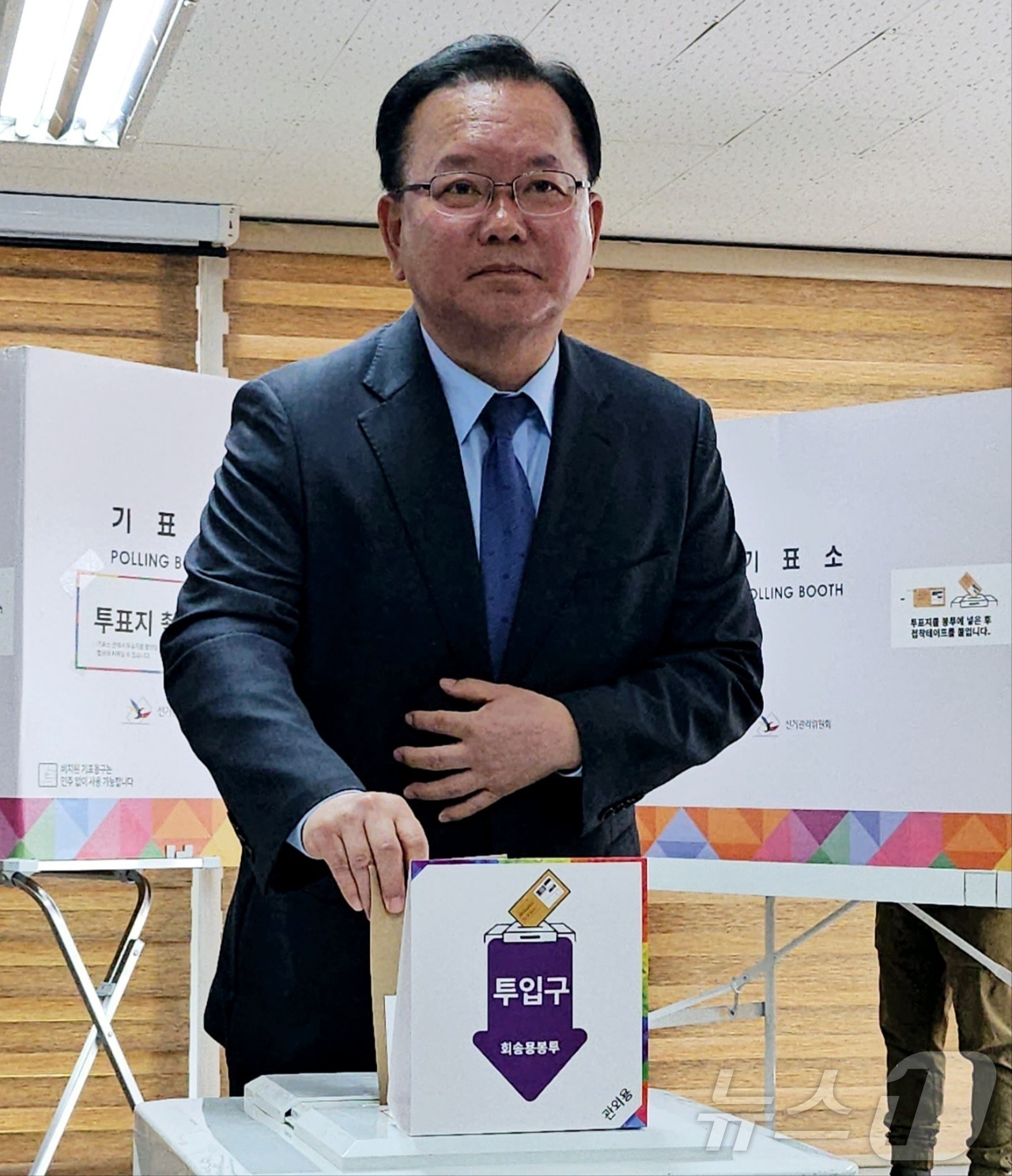 (대구=뉴스1) 남승렬 기자 = 김부겸 더불어민주당 공동선거대책위원장이 제21대 대선 사전투표 첫날인 29일 오전 대구 중구 대신동행정복지센터에 차려진 대신동 사전투표소에서 투표하 …