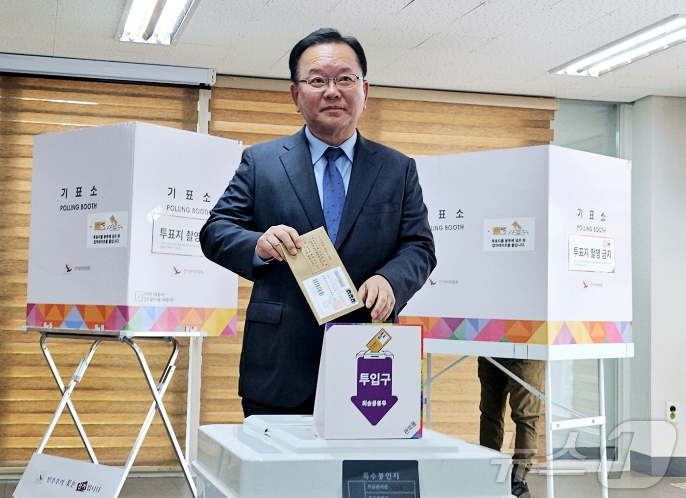 (대구=뉴스1) 남승렬 기자 = 김부겸 더불어민주당 공동선거대책위원장이 제21대 대선 사전투표 첫날인 29일 오전 대구 중구 대신동행정복지센터에 차려진 대신동 사전투표소에서 투표하 …