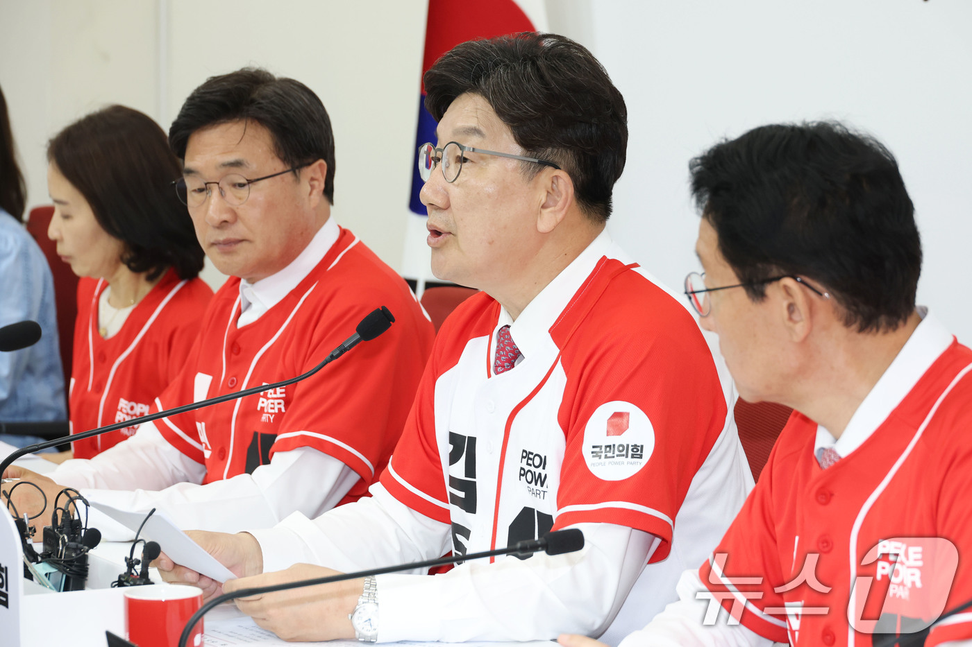 (서울=뉴스1) 이광호 기자 = 국민의힘 공동선거대책위원장인 권성동 원내대표가 29일 오후 서울 여의도 국회에서 대선 현안 및 추가 공약 발표 기자간담회를 하고 있다.  2025. …