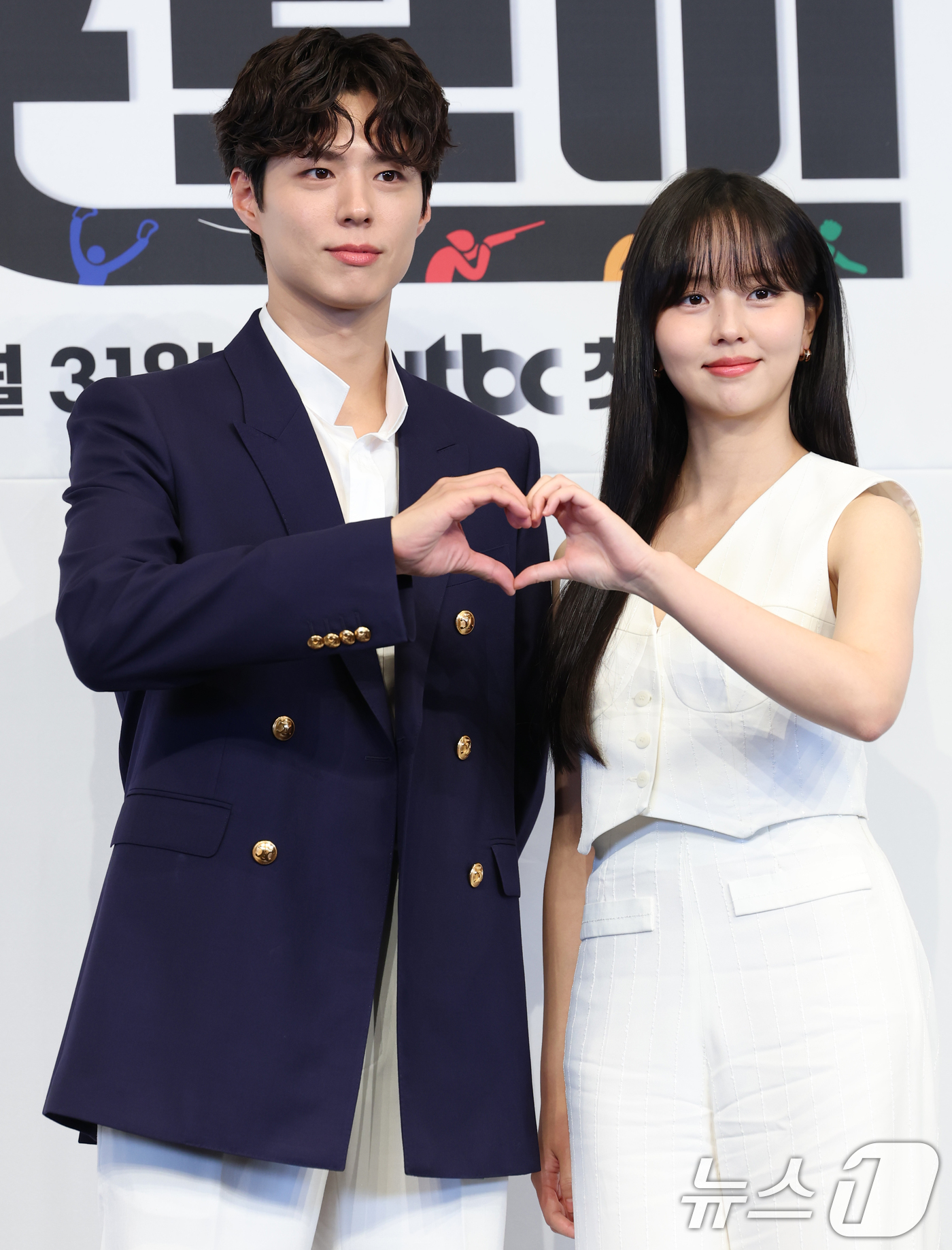 (서울=뉴스1) 권현진 기자 = 배우 박보검과 김소현(오른쪽)이 29일 서울 구로구 더링크서울 트리뷰트 포트폴리오 호텔에서 열린 JTBC 새 토일드라마 '굿보이' 제작발표회에서 포 …