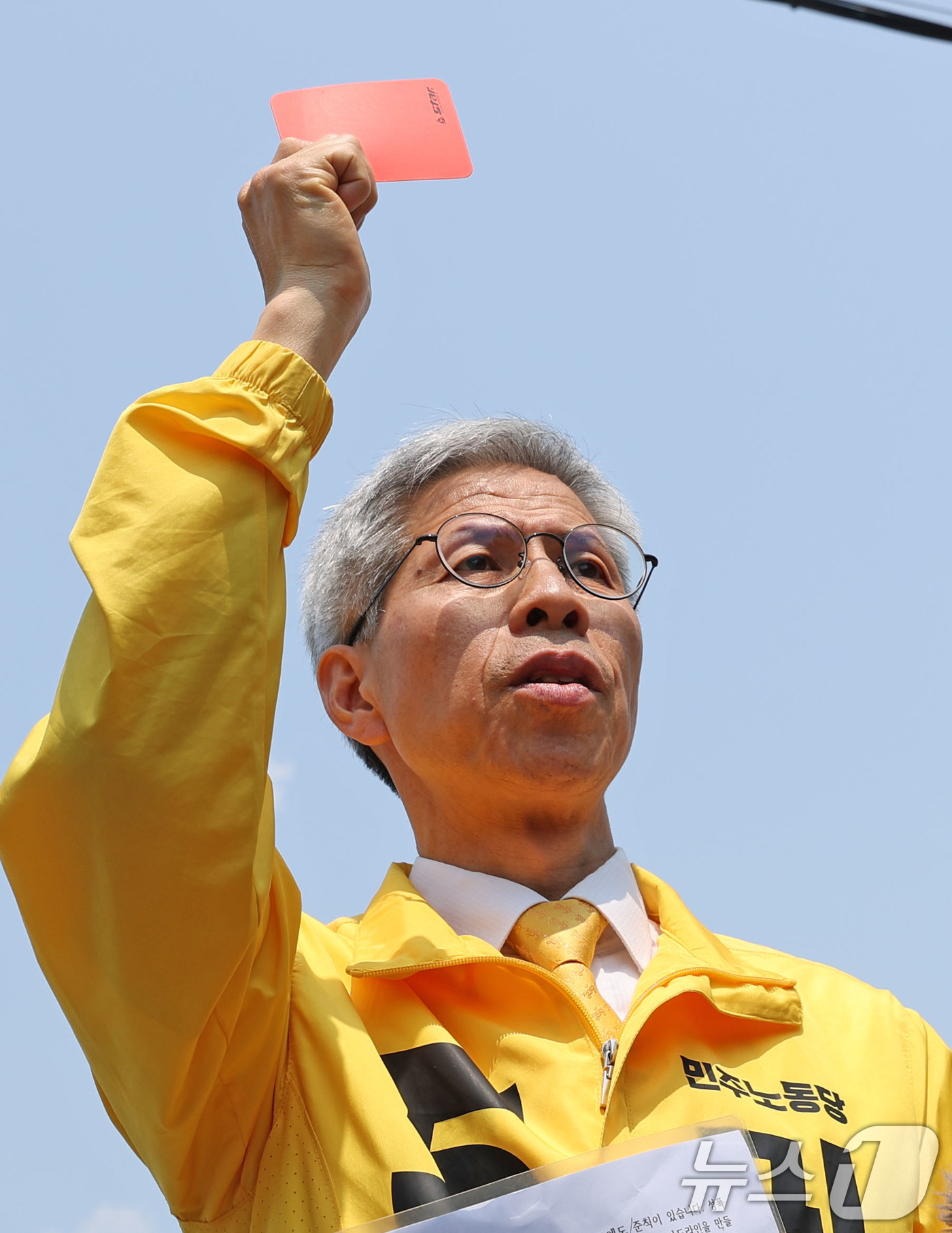 (광주=뉴스1) 박지현 기자 = 권영국 민주노동당 대통령 후보가 29일 오전 광주 광산구 금호타이어 광주공장 앞 정문에서 이준석 후보의 발언에 대해 레드카드를 들고 경고하고 있다. …