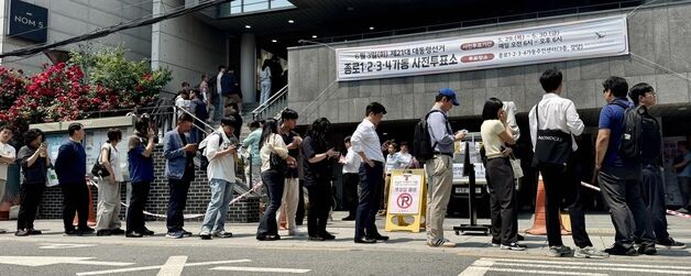 사전투표 둘째날도 출근길 직장인들 대기 행렬…90대 참전용사도 한표