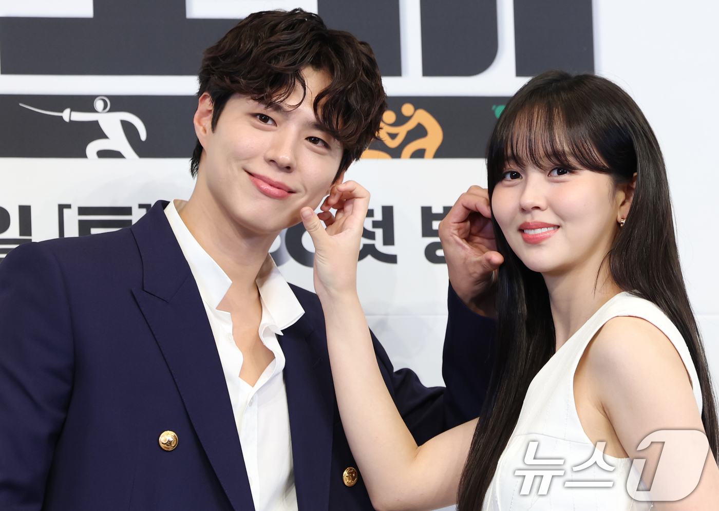 (서울=뉴스1) 권현진 기자 = 배우 박보검과 김소현(오른쪽)이 29일 서울 구로구 더링크서울 트리뷰트 포트폴리오 호텔에서 열린 JTBC 새 토일드라마 '굿보이' 제작발표회에서 포 …