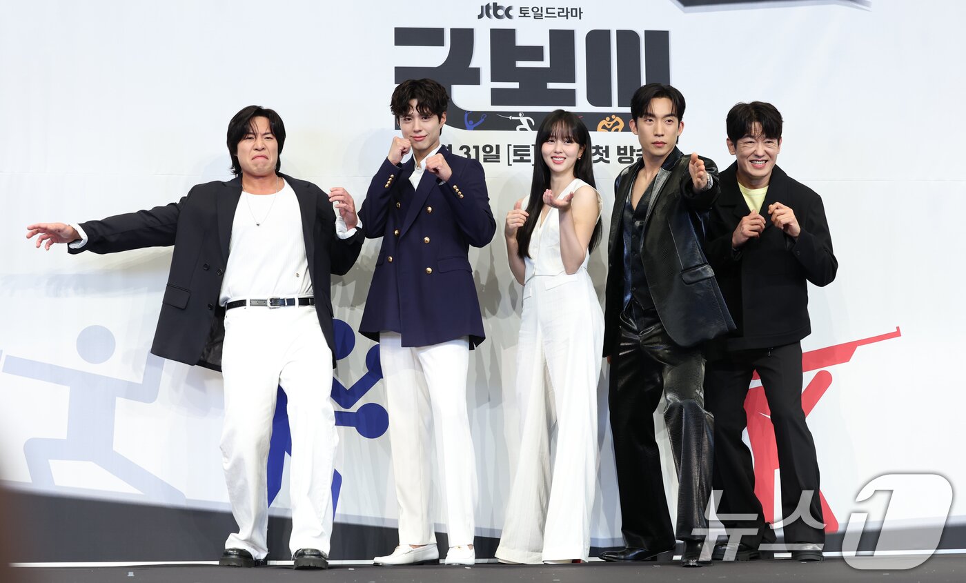 본문 이미지 - 배우 태원석(왼쪽부터)과 박보검, 김소현, 이상이, 허성태가 29일 서울 구로구 더링크서울 트리뷰트 포트폴리오 호텔에서 열린 JTBC 새 토일드라마 '굿보이' 제작발표회에서 포즈를 취하고 있다. '굿보이'는 특채로 경찰이 된 전직 국가대표 선수들이 메달 대신 경찰 신분증을 목에 걸고, 비양심과 반칙이 판치는 세상에 맞서 싸우는 코믹 액션 청춘 수사극이다. 2025.5.29/뉴스1 ⓒ News1 권현진 기자