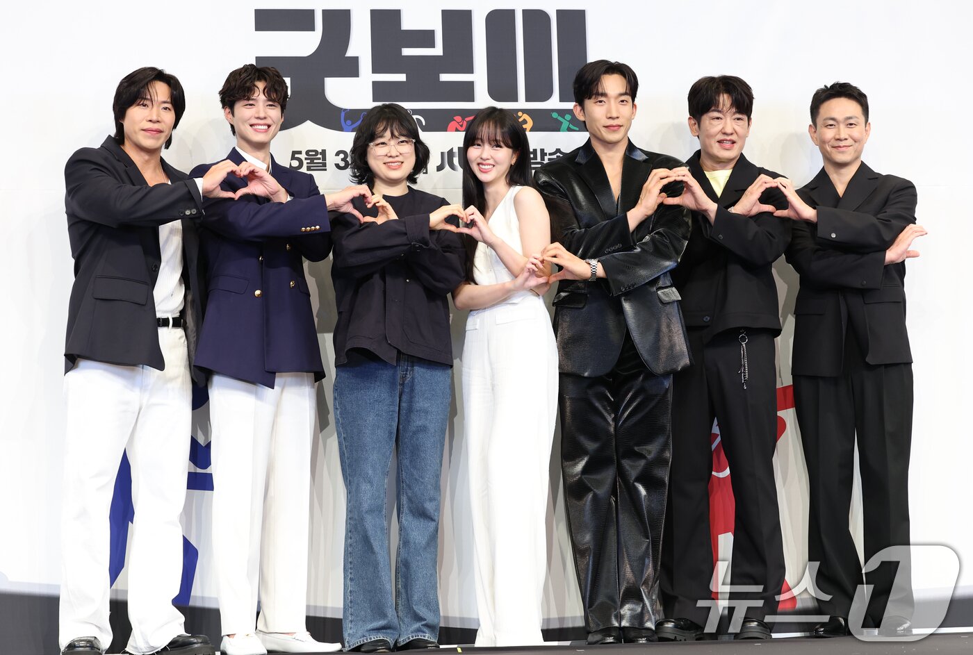 본문 이미지 - 배우 태원석(왼쪽부터)과 박보검, 심나연 감독, 김소현, 이상이, 허성태, 오정세가 29일 서울 구로구 더링크서울 트리뷰트 포트폴리오 호텔에서 열린 JTBC 새 토일드라마 '굿보이' 제작발표회에서 포즈를 취하고 있다. '굿보이'는 특채로 경찰이 된 전직 국가대표 선수들이 메달 대신 경찰 신분증을 목에 걸고, 비양심과 반칙이 판치는 세상에 맞서 싸우는 코믹 액션 청춘 수사극이다. 2025.5.29/뉴스1 ⓒ News1 권현진 기자