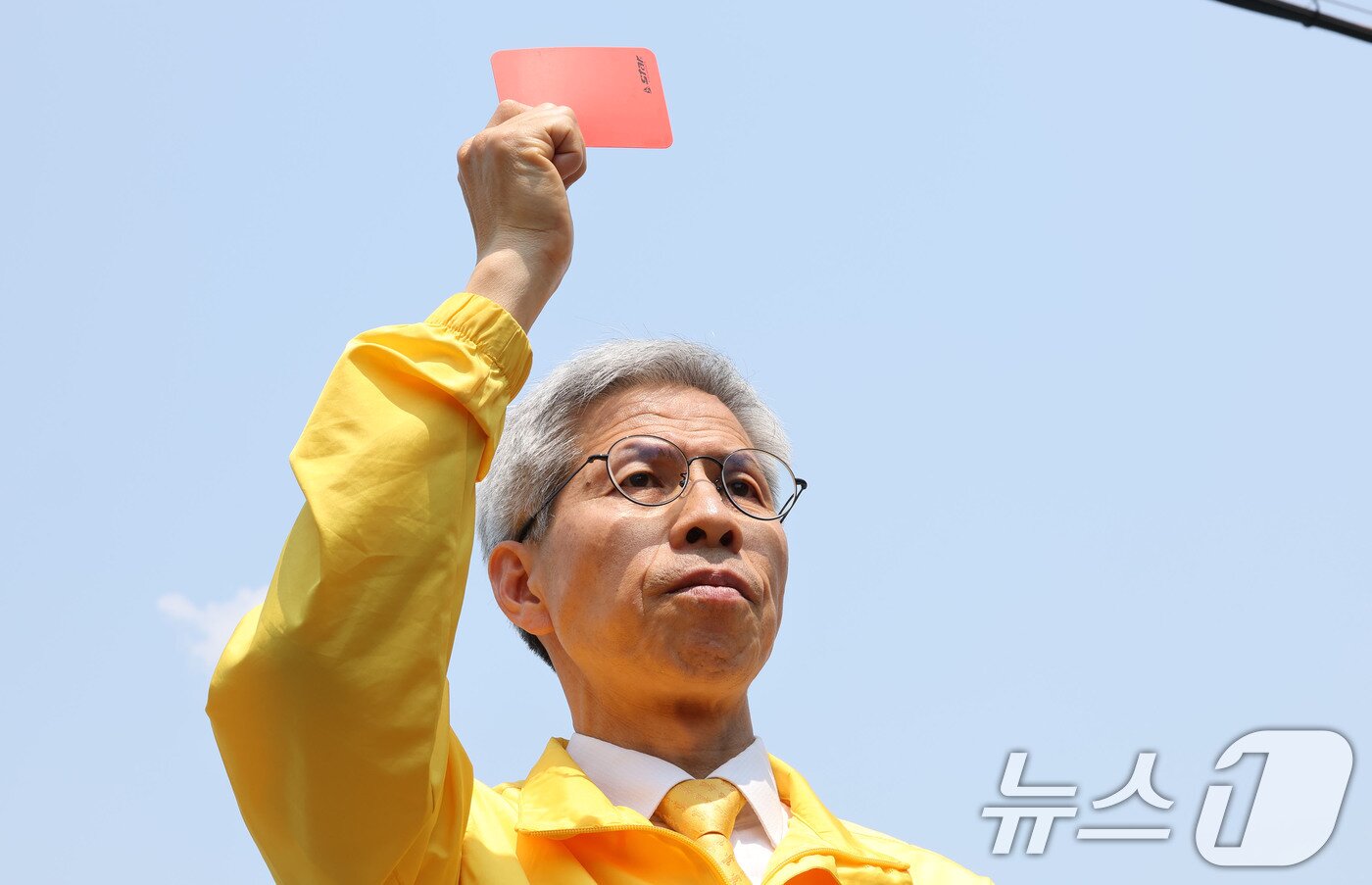 본문 이미지 - 권영국 민주노동당 대통령 후보가 29일 오전 광주 광산구 금호타이어 광주공장 앞 정문에서 이준석 후보의 발언에 대해 레드카드를 들고 경고하고 있다. 2025.5.29/뉴스1 ⓒ News1 박지현 기자