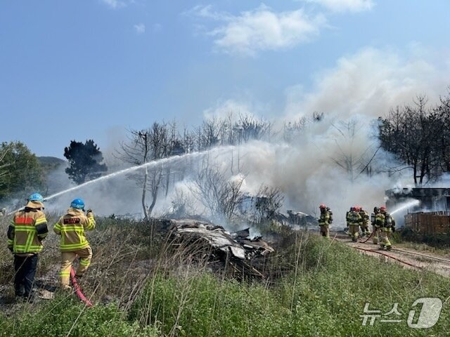 본문 이미지 - 29일 오후 1시 35분쯤 경북 포항 남구 동해면 야산에 해군 해상 초계기 &#40;P-3C&#41;가 추락해 출동한 소방관이 진화작업을 벌이고 있다. 2025.5.29/뉴스1 ⓒ News1 정우용 기자