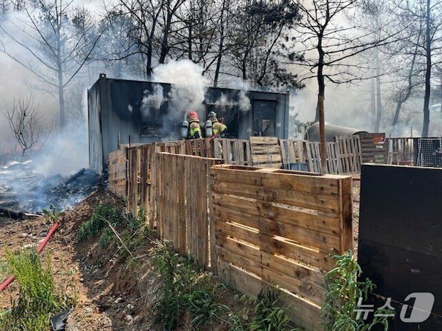 본문 이미지 - 29일 오후 1시 35분쯤 경북 포항 남구 동해면 야산에 해군 해상 초계기 &#40;P-3C&#41;가 추락해 출동한 소방관이 진화작업을 벌이고 있다. 2025.5.29/뉴스1 ⓒ News1 정우용 기자