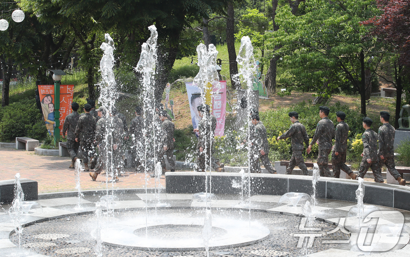 (대구=뉴스1) 공정식 기자 = 제21대 대통령선거 사전투표 첫날인 29일 오후 초여름 날씨 속에 육군 50사단 장병들이 대구 북구 관음동 어울아트센터에 마련된 사전투표소에서 투표 …