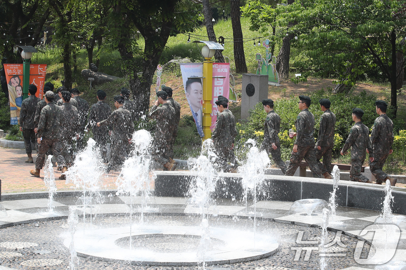 (대구=뉴스1) 공정식 기자 = 제21대 대통령선거 사전투표 첫날인 29일 오후 초여름 날씨 속에 육군 50사단 장병들이 대구 북구 관음동 어울아트센터에 마련된 사전투표소에서 투표 …