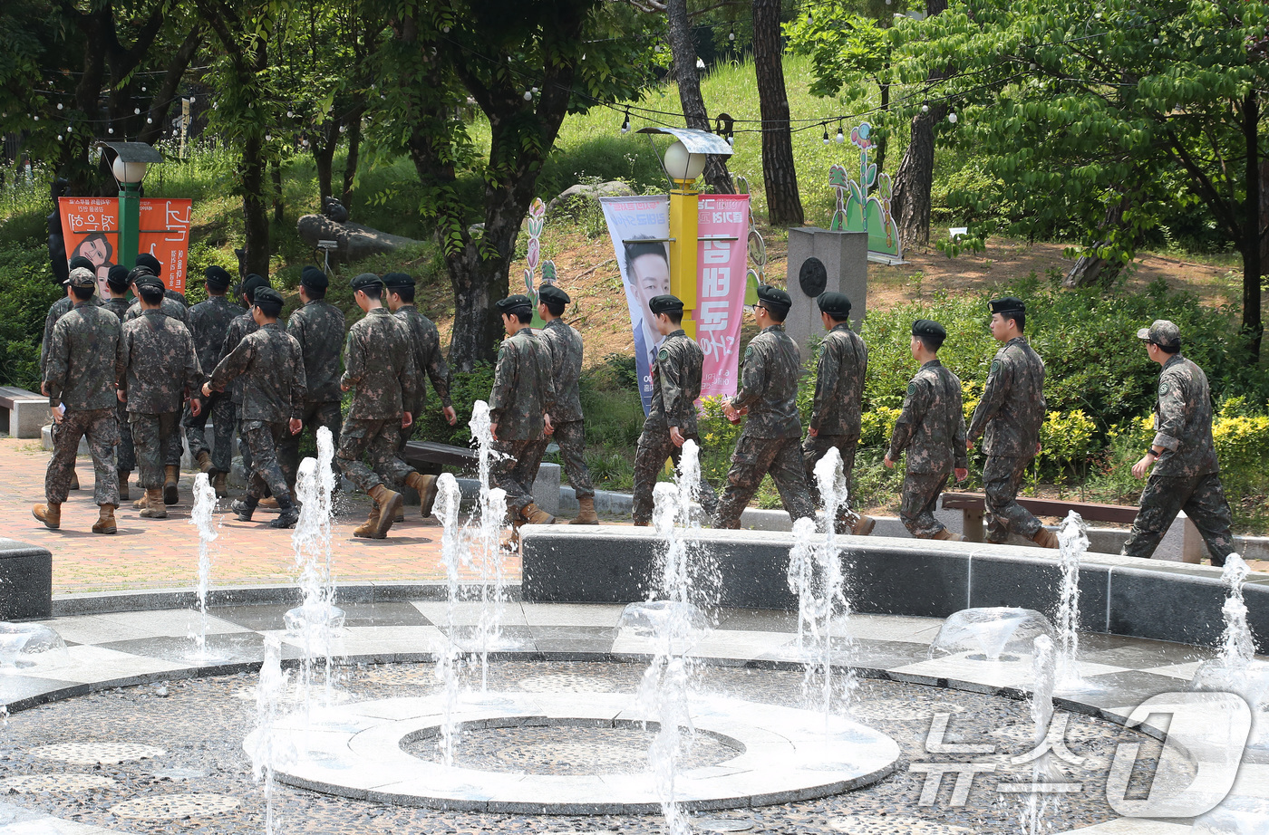 (대구=뉴스1) 공정식 기자 = 제21대 대통령선거 사전투표 첫날인 29일 오후 초여름 날씨 속에 육군 50사단 장병들이 대구 북구 관음동 어울아트센터에 마련된 사전투표소에서 투표 …