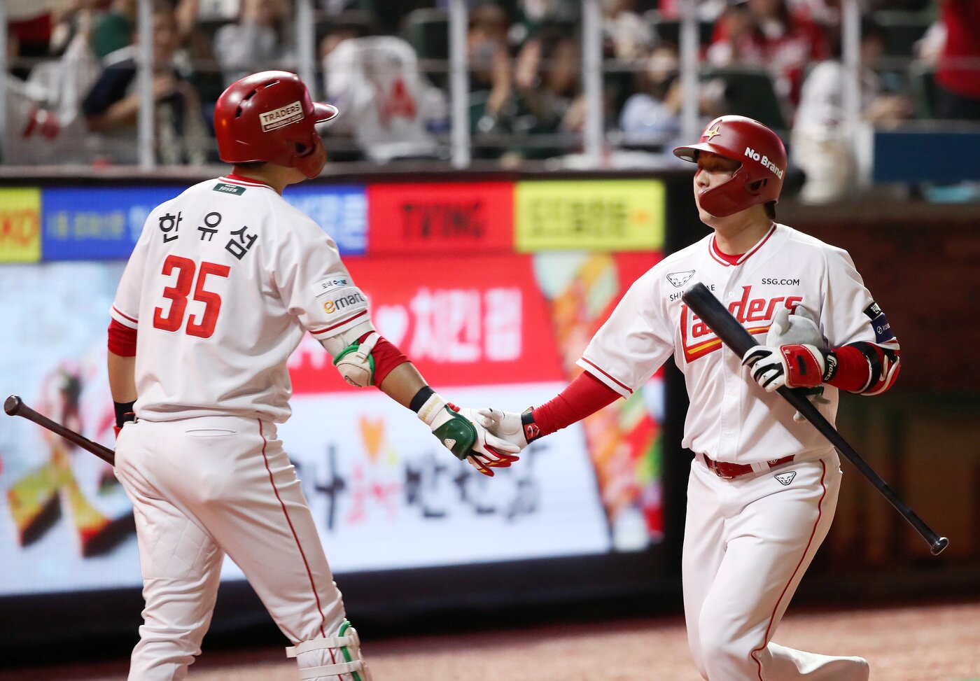 본문 이미지 - SSG 랜더스의 최정(오른쪽)과 한유섬은 KBO리그 동일 선수 최다 백투백 홈런 단독 2위에 올랐다. (SSG 랜더스 제공)