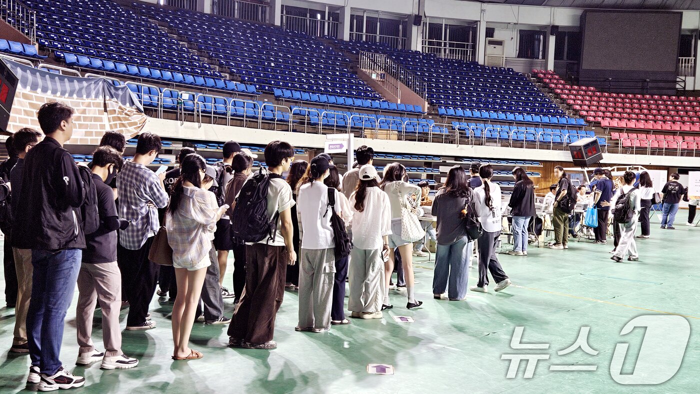 본문 이미지 - 제21대 대통령 선거 사전 투표 첫날인 29일 전북 전주시 전주실내체육관에 마련된 사전투표소가 유권자들이 투표를 하기 위해 줄지어 서 있다. 2025.5.29/뉴스1 ⓒ News1 유경석 기자